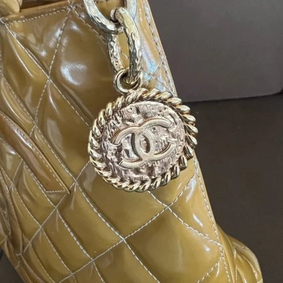 CHANEL QUILTED patent MEDALLION TOTE - Picture 10 of 15